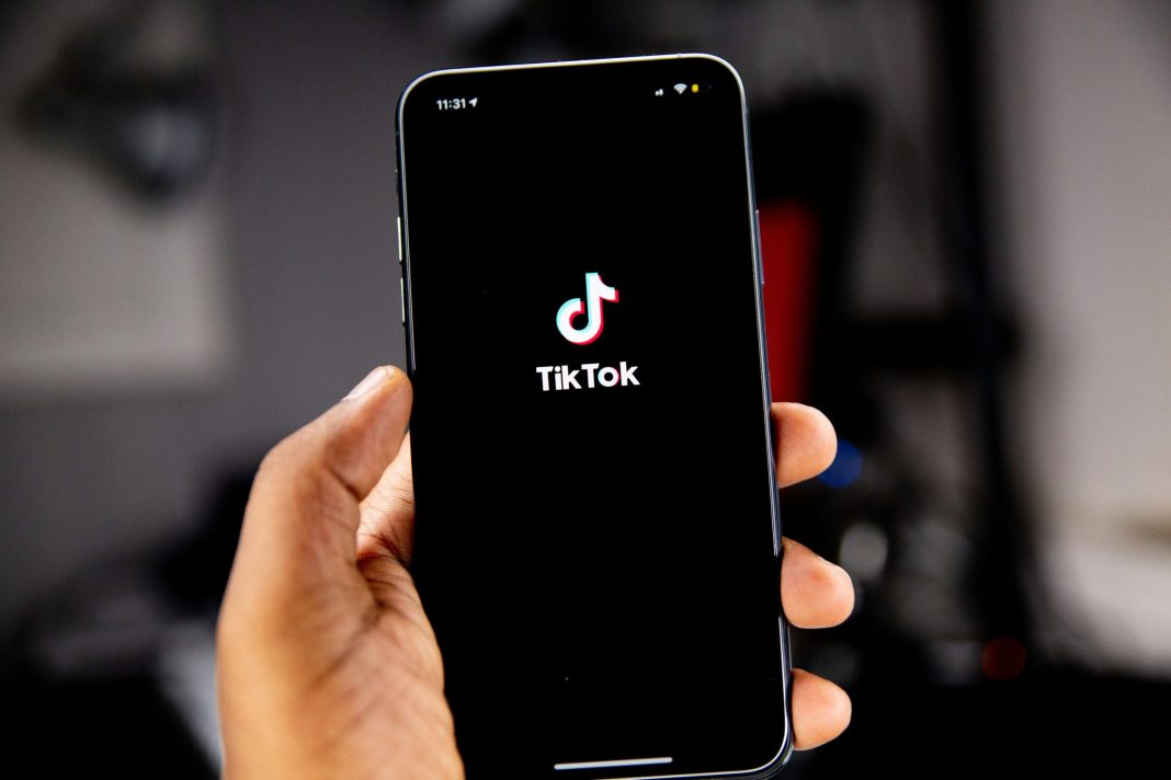 Ο νέος τρόπος αναζήτησης εργασίας: Πώς το TikTok έγινε το Linkedin για τη Gen Z
