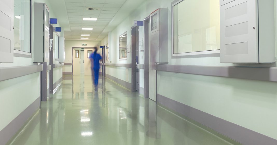 Πώς να αναγνωρίσουμε τα συμπτώματα του παρβοϊού και τι πρέπει να προσέχουμε - Ο καθηγητής Ζαούτης αναλύει
