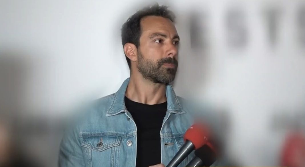Σάκης Τανιμανίδης: Το μυστηριώδες μήνυμα που κρύβει το χαμόγελο του
