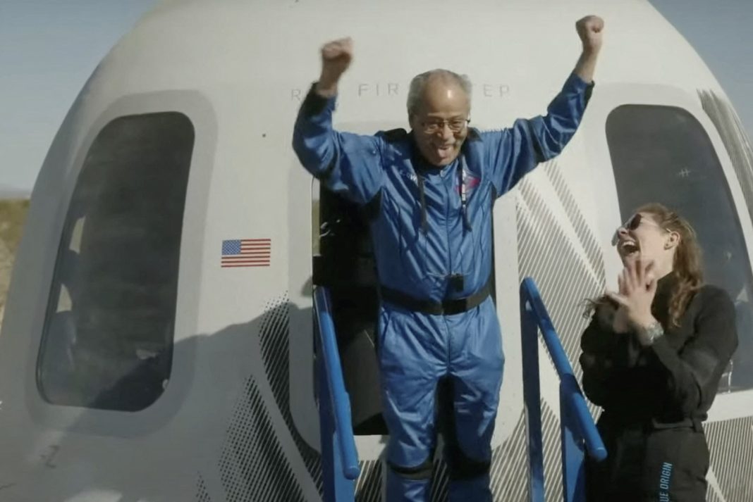 Σπουδαία επίτευξη: Οι αστραναύτες της Blue Origin στέλνουν στο διάστημα τον προηγούμενο κατόχο του ρεκόρ γηραιότερου ανθρώπου