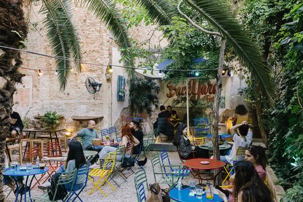 Μικροί δροσεροί παράδεισοι σε 8 αυλές της Αθήνας