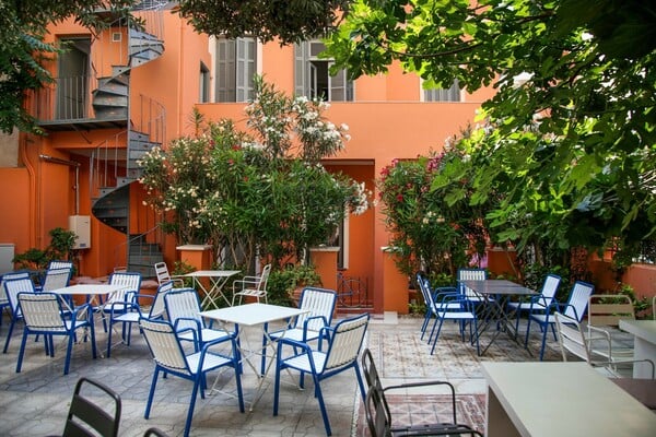 Μικροί δροσεροί παράδεισοι σε 8 αυλές της Αθήνας