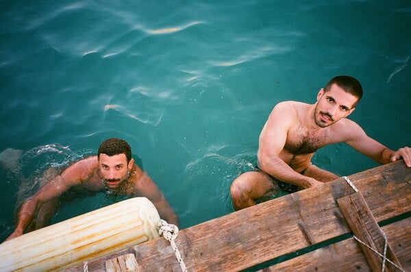 Οι queer κοινότητες του Βερολίνου και της Αθήνας στον φακό του Spyros Rennt