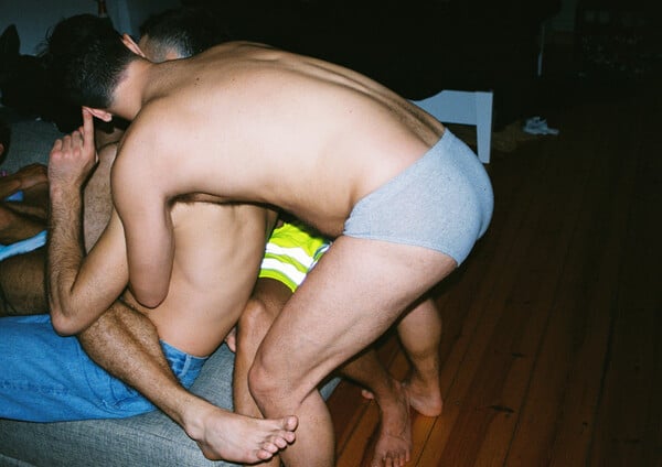 Οι queer κοινότητες του Βερολίνου και της Αθήνας στον φακό του Spyros Rennt
