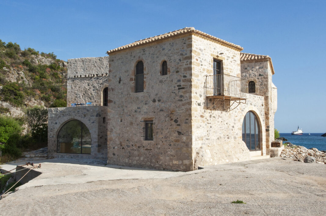 Πώς το ιστορικό Παλιό Τελωνείο της Καρδαμύλης μεταμορφώθηκε σε μοντέρνα design κατοικία