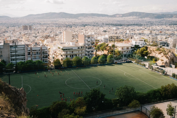 Τα πολυσύχναστα γήπεδα της Αλεπότρυπας με την πανοραμική θέα της Αθήνας
