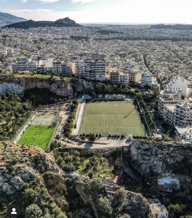 Τα πολυσύχναστα γήπεδα της Αλεπότρυπας με την πανοραμική θέα της Αθήνας