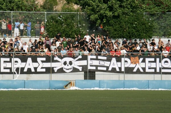 Τα πολυσύχναστα γήπεδα της Αλεπότρυπας με την πανοραμική θέα της Αθήνας