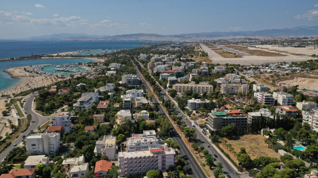 Τέσσερα διαμερίσματα προς πώληση στη Γλυφάδα, τη Βούλα και τη Βουλιαγμένη
